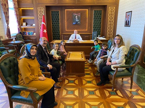 SAADET ULUS ANAOKULU ÖĞRENCİLERİNDEN İLÇE KAYMAKAMIMIZA ZİYARET