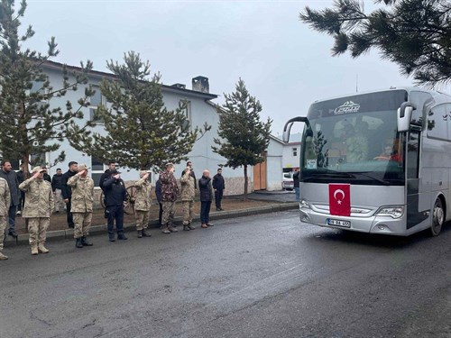 Komandolar Türk Bayrakları ve Dualarla Suriye'ye Uğurlandı