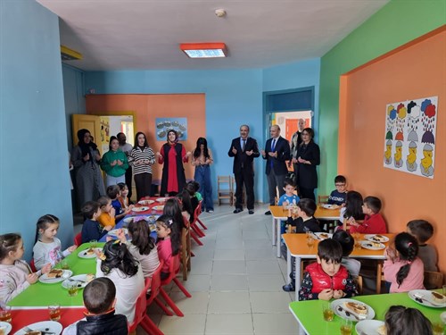  Kaymakamımız Haluk Koç, Saadet Ulus Anaokulu tarafından düzenlenen kahvaltı programına katıldı
